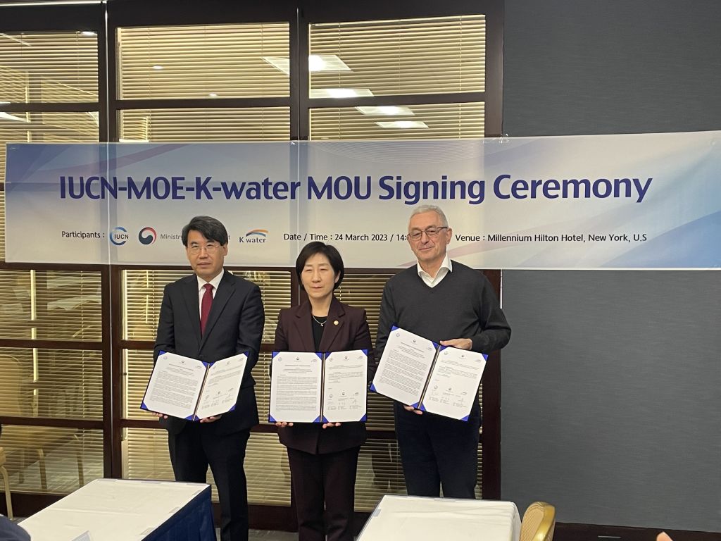 Dr Pyung-rock Park, Executive Vice President of K-Water, Dr Wha-jin Han, Minister of Environment, RoK, and Dr Bruno Oberle, Director General of IUCN, at the signing ceremony © IUCN